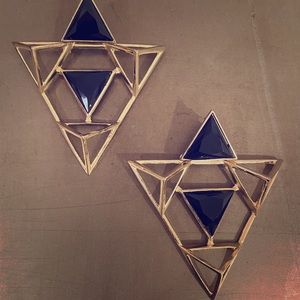Statement isometric earrings.